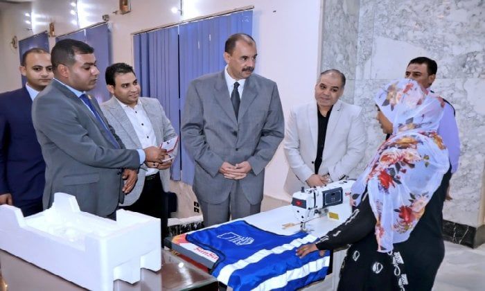 بالتعاون مع«حياة كريمة».. محافظ سوهاج يسلم ماكينات خياطة للسيدات الأولى بالرعاية