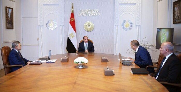 عاجل| السيسي يَطلع على تطورات حركة الملاحة بقناة السويس