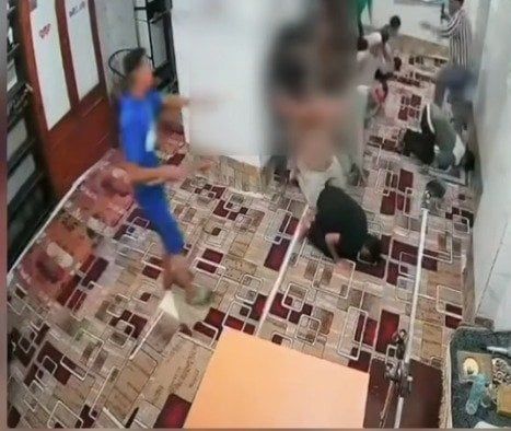 القبض على المتهمين باقتحام مسجد والتعدي على شخص أثناء الصلاة