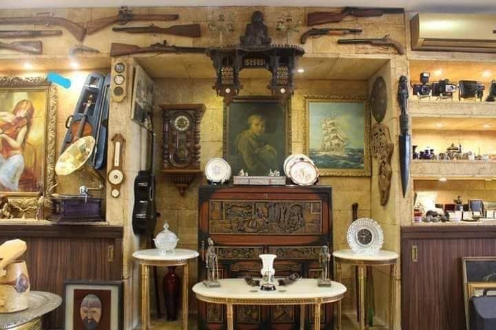 - مجموعة من القطع والتحف في أنتيكا جبيل فايسبوك