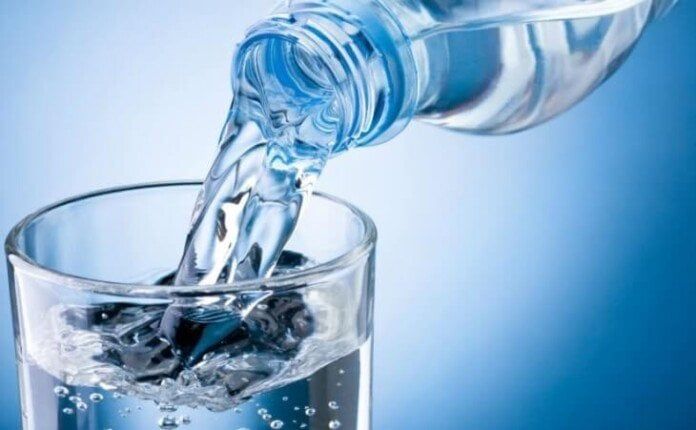 قد تتعرض للتسمم.. احذر من شرب الماء بهذه الطريقة
