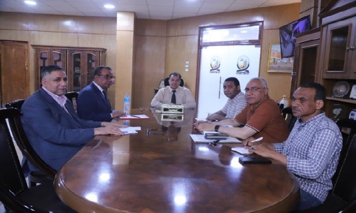 رئيس جامعة جنوب الوادى يناقش مشروع تحقيق الإتاحة والوصول الشامل لذوي الإعاقة بالجامعة