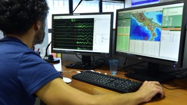 العربي للعدل والمساواة زلزال يضرب مقاطعة كامبي فليغري الإيطالية وتعليق مؤقت لحركة النقل