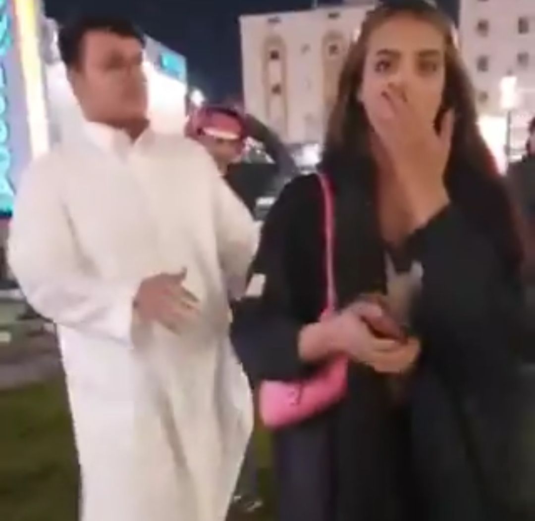 فيديو يهز السعودية.. شاهد ماذا فعلت الفتاة المراهقة مع الشاب الوسيم أمام أحد المراكز التجارية!!