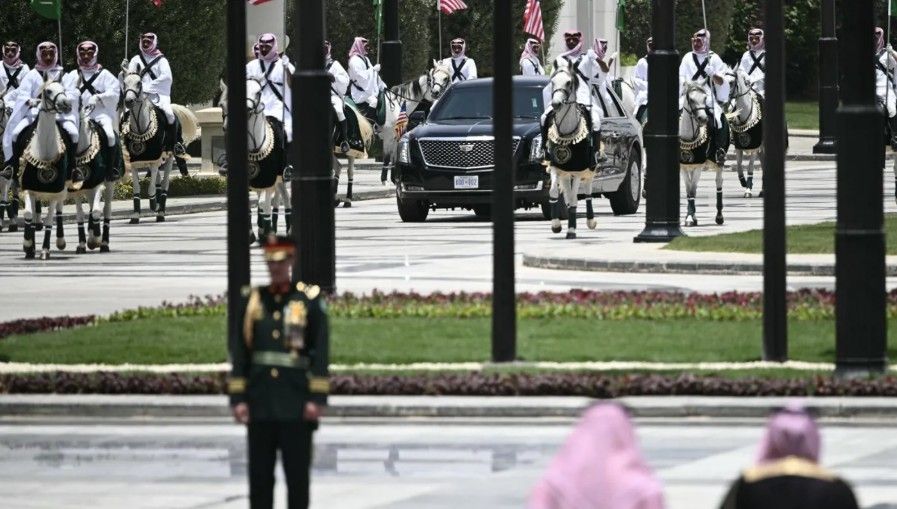 الرئيس الأميركي يصل إلى الديوان الملكي في الرياض (أ ف ب)