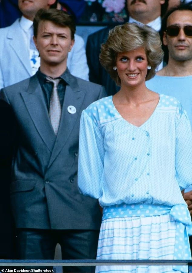 قبل التقاط صورتهما الشهيرة عام 1987، كانت ديانا قد التقت ديفيد بوي لأول مرة عام 1985 خلال حفل