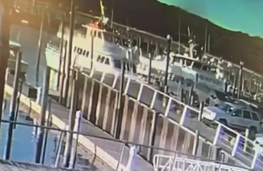 بالفيديو.. نجاة مراهقة وسيارتها من الغرق بطريقة غريبة في الولايات المتحدة