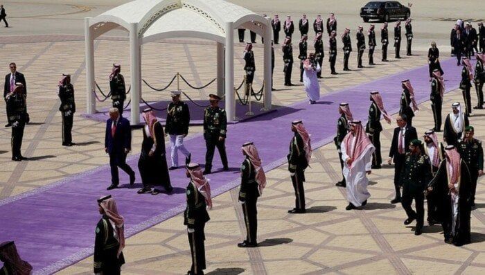 ما سر استخدام السجاد البنفسجي المفروش لاستقبال ترامب بالرياض بدلا من الأحمر؟