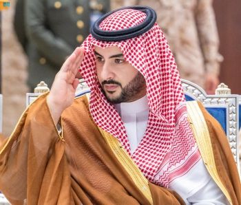 بتوجيه من القيادة.. وزير الدفاع يلتقي رئيس دولة الإمارات