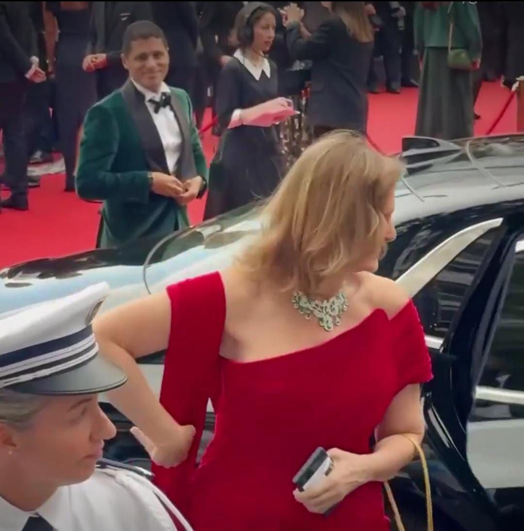 يسرا تتألق بفستان أحمر بصحبة عمرو منسي بمهرجان كان السينمائي (1) يسرا تتألق بفستان أحمر بصحبة عمرو منسي بمهرجان كان السينمائي (1)