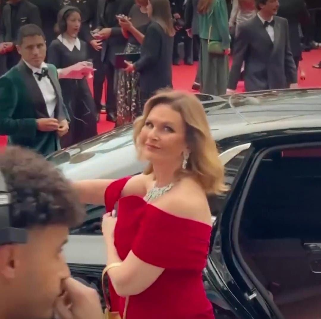 يسرا تتألق بفستان أحمر بصحبة عمرو منسي بمهرجان كان السينمائي (2) يسرا تتألق بفستان أحمر بصحبة عمرو منسي بمهرجان كان السينمائي (2)
