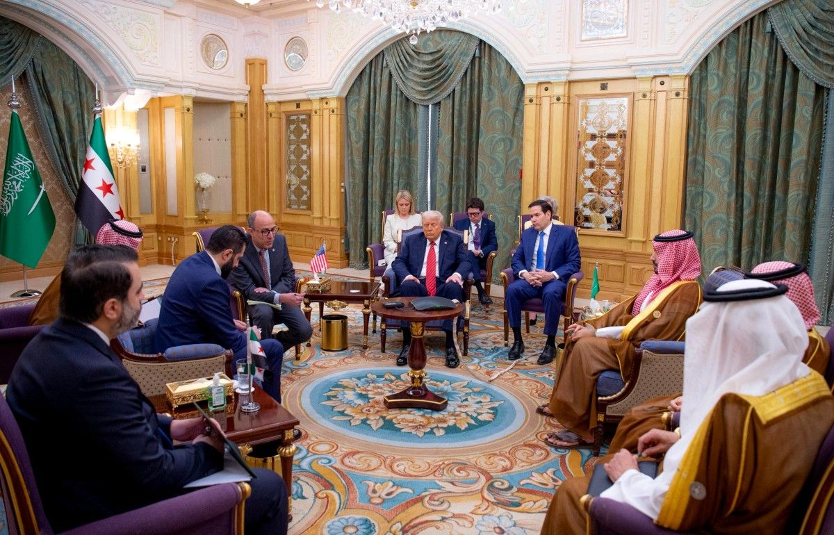 لقاء ترامب والشرع بحضور بن سلمان على هامش القمة (أ ف ب).