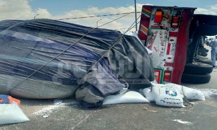 تحمل أطنان من الأسمدة.. انقلاب سيارة نقل على الطريق الدولي الساحلي بكفرالدوار |صور