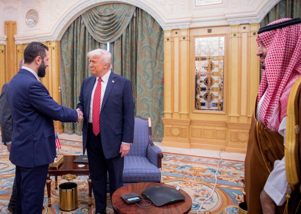 لقاء ترامب والشرع بحضور بن سلمان على هامش القمة (أ ف ب).