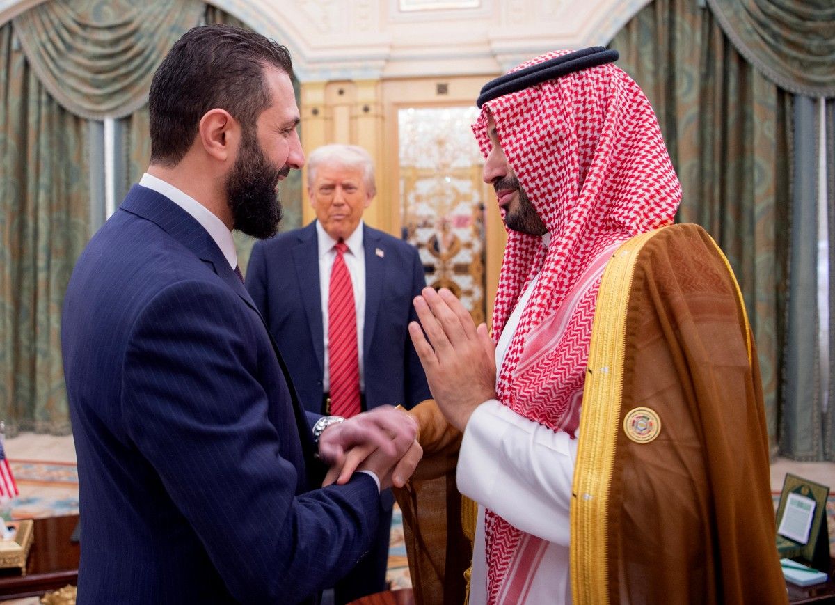 محمد بن سلمان مصافحاً أحمد الشرع (أ ف ب)