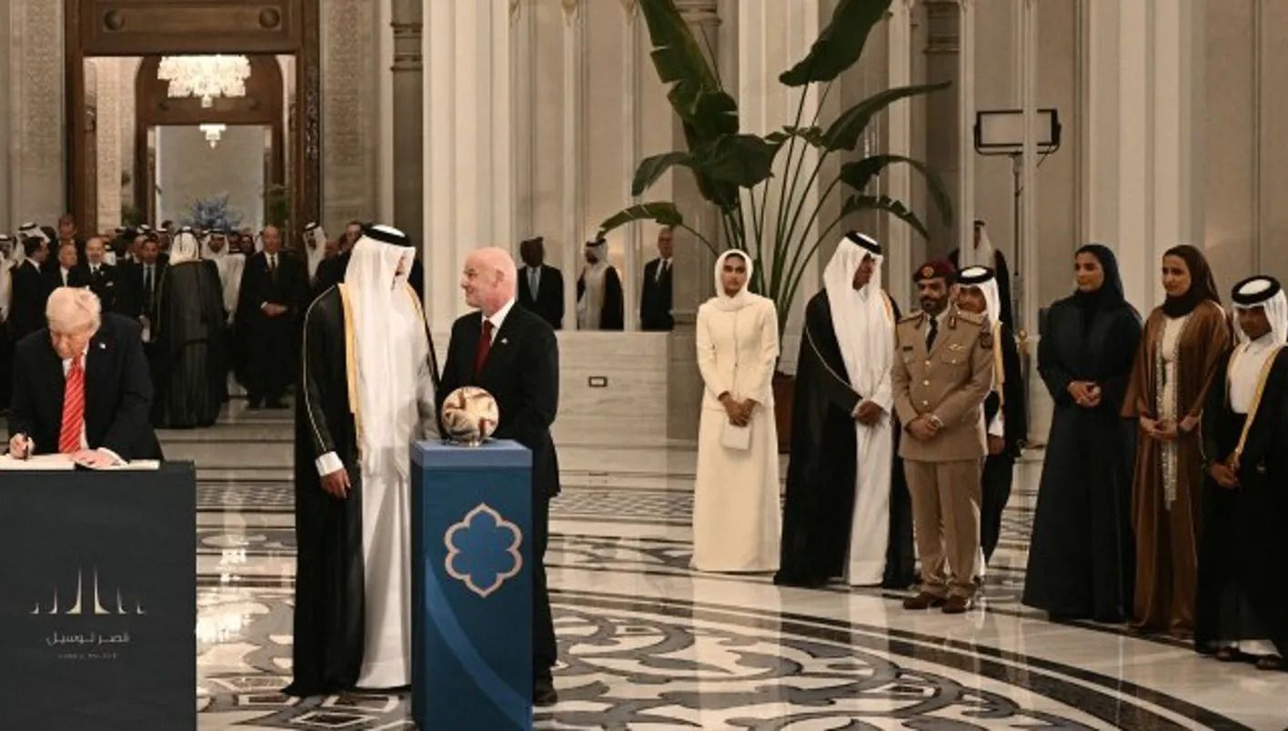 عائلة أمير قطر في استقبال ترامب (أ ف ب).