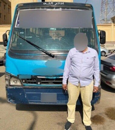 ضبط قائد أتوبيس سار عكس الاتجاه بالتجمع الأول معرضًا حياة المواطنين للخطر