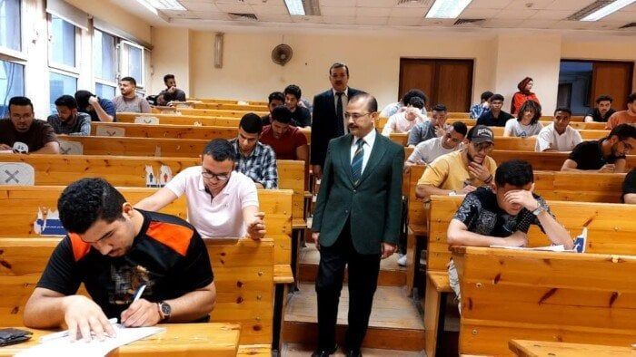 نائب رئيس جامعة بنها يتفقد سير الامتحانات في كليتي الحقوق والحاسبات والذكاء الاصطناعي