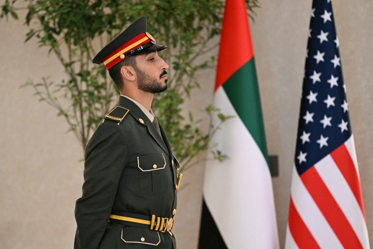 التشريفات الإماراتية في مطار أبوظبي الرئاسي (أ ف ب).