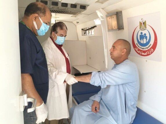تقديم 1086 خدمة صحية خلال قافلة مجانية بقرية الديابة في أبوقرقاص