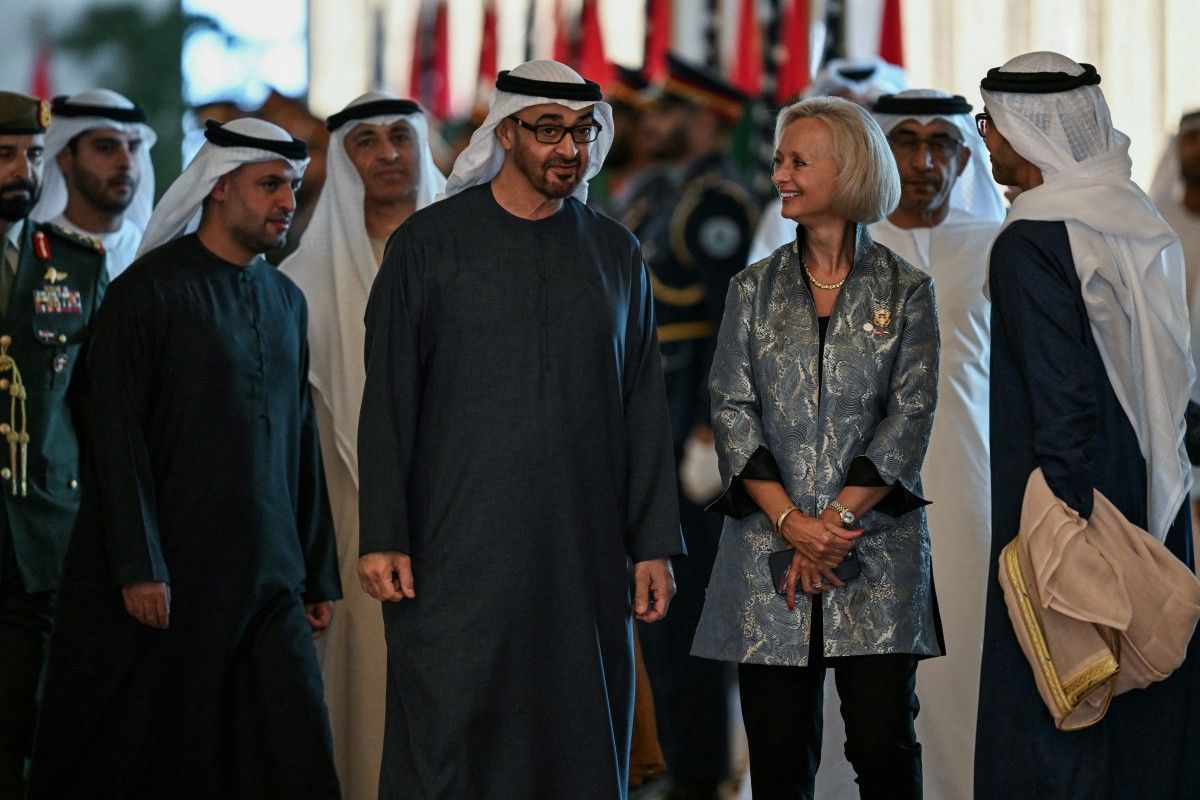 بن زايد والسفيرة الاميركية في الإمارات (أ ف ب).