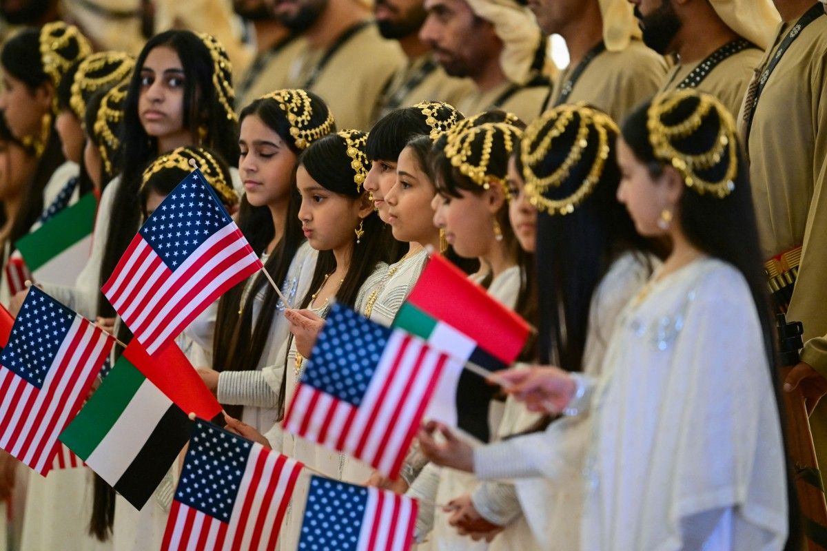 فتيات إماراتيّات يُرحبنَ بـ ترامب (ا ف ب).