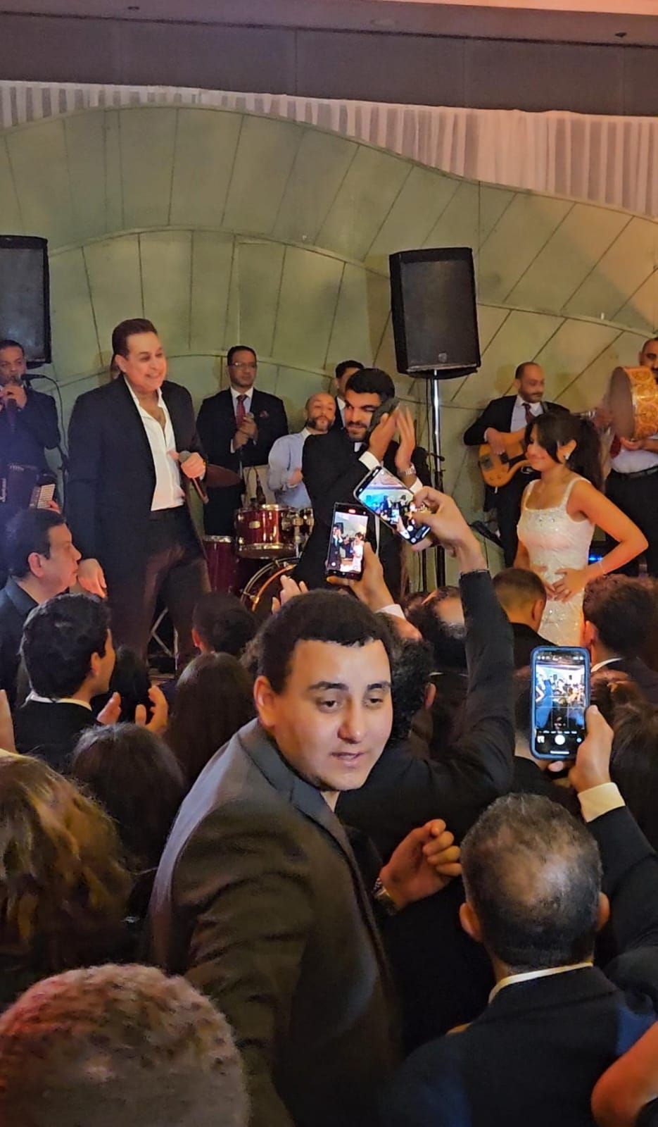 حكيم فى حفل زفاف هيا ابنة أمل رزق (2) حكيم فى حفل زفاف هيا ابنة أمل رزق (2)