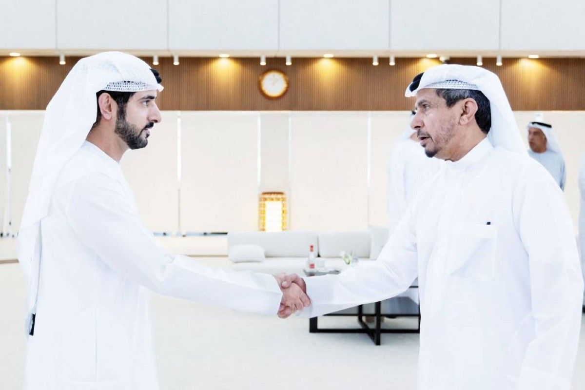 سموه مصافحاًً عبد الله بالحب