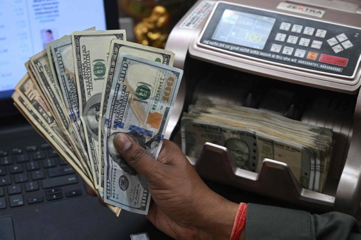الدولار يتراجع بعد بيانات اقتصادية أمريكية ضعيفة