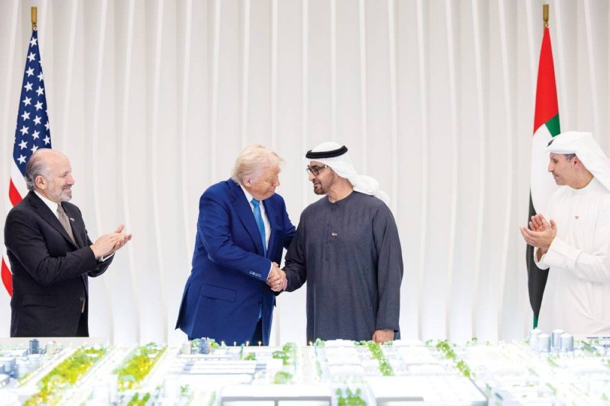محمد بن زايد مصافحاً دونالد ترامب بحضور خلدون المبارك ووزير التجارة الأمريكي