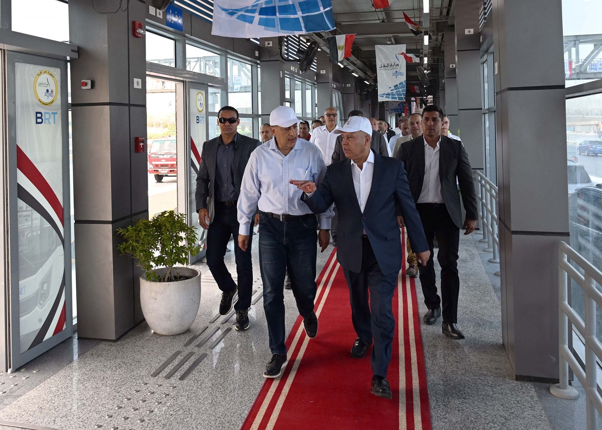 رئيس الوزراء أثناء جولته التفقدية بمشروع الأتوبيس الترددي BRT