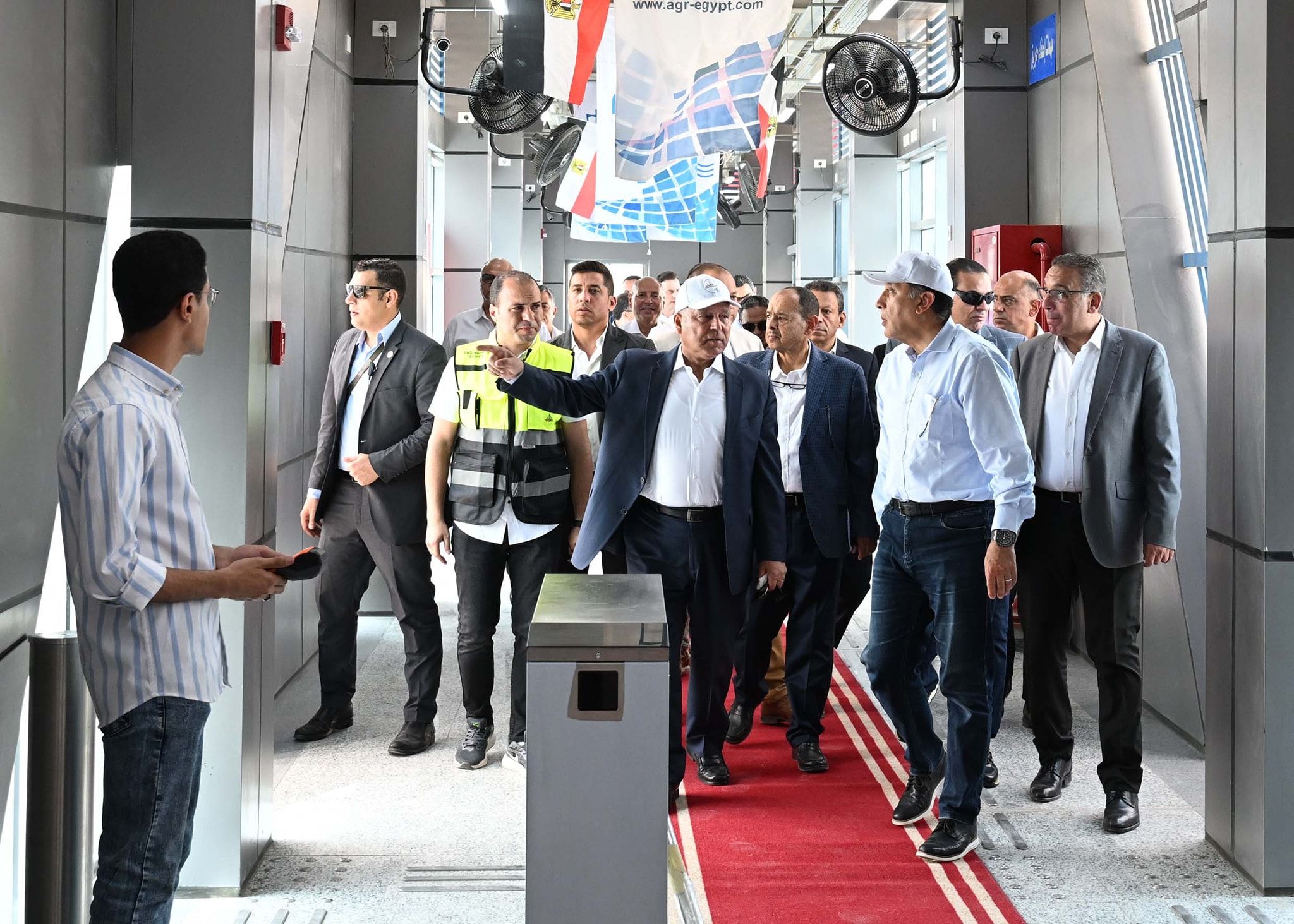 رئيس الوزراء أثناء جولته التفقدية بمشروع الأتوبيس الترددي BRT