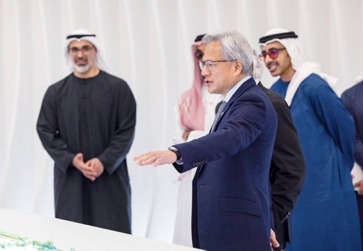 خالد بن محمد بن زايد وطحنون وعبدالله بن زايد يستمعون إلى شرح من الرئيس التنفيذي لشركة «إنفيديا»