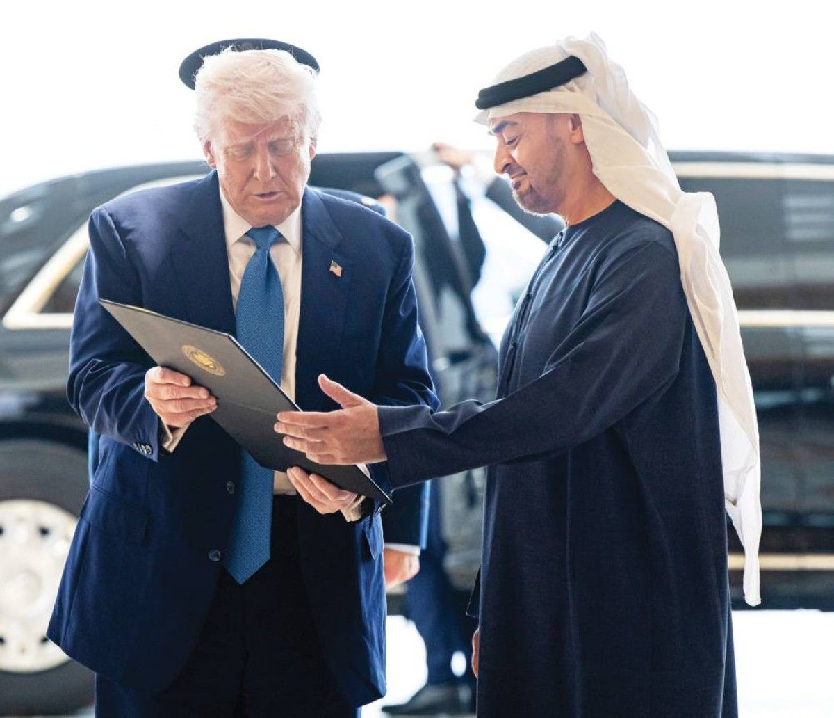 محمد بن زايد في حديث مع دونالد ترامب