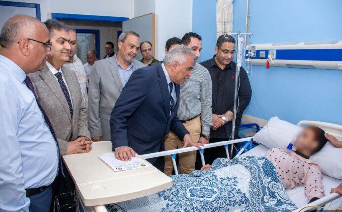 رئيس جامعة طنطا يزور طالبات كلية علوم الرياضة للاطمئنان على حالتهم الصحية