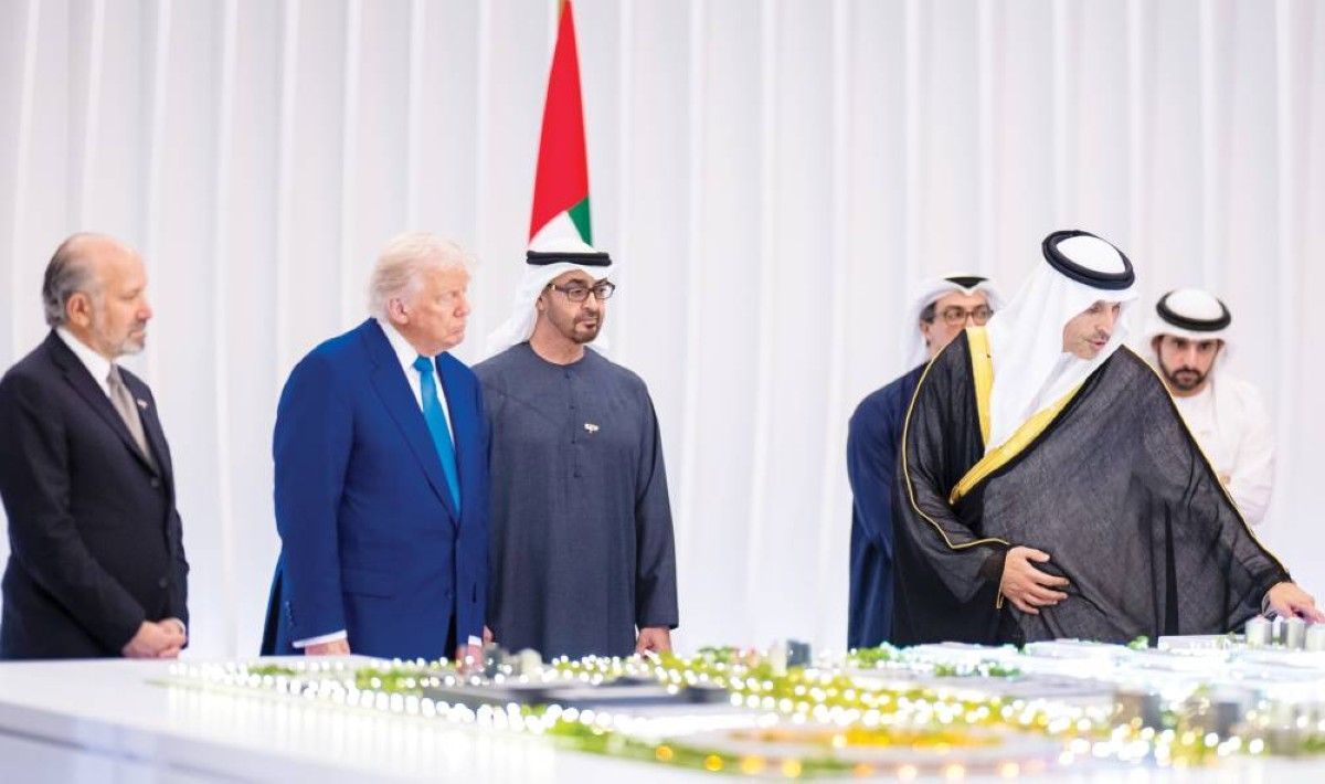 محمد بن زايد ودونالد ترامب يطلعان على مجسم للمجمع بحضور منصور بن زايد وحمدان بن محمد وخلدون المبارك