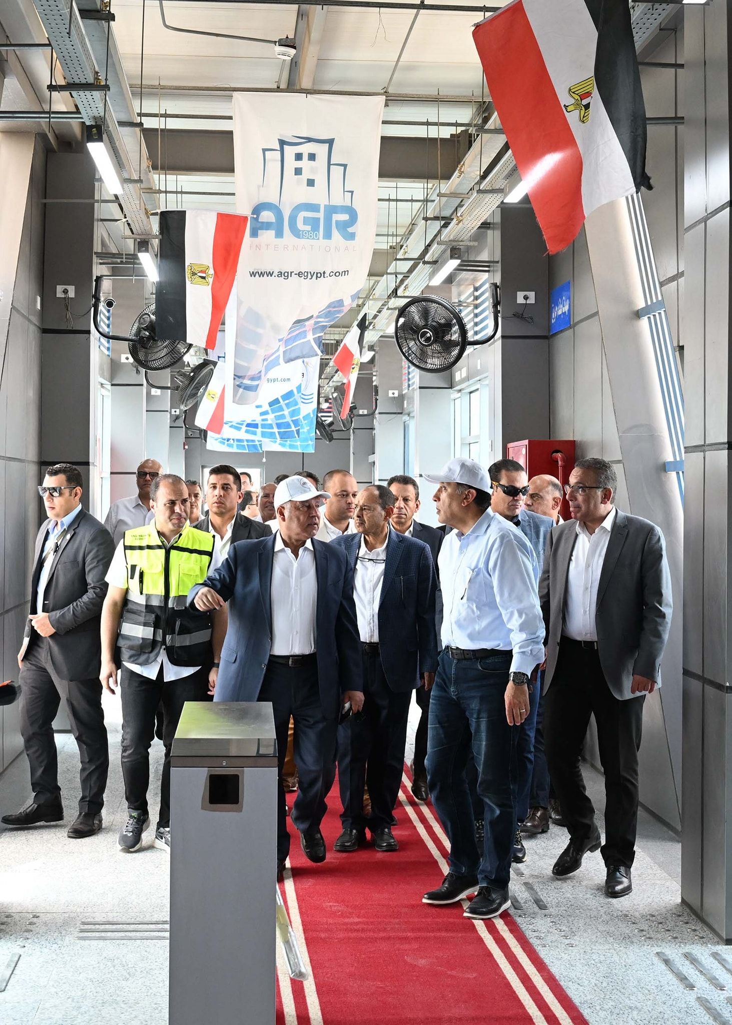 رئيس الوزراء أثناء جولته التفقدية بمشروع الأتوبيس الترددي BRT