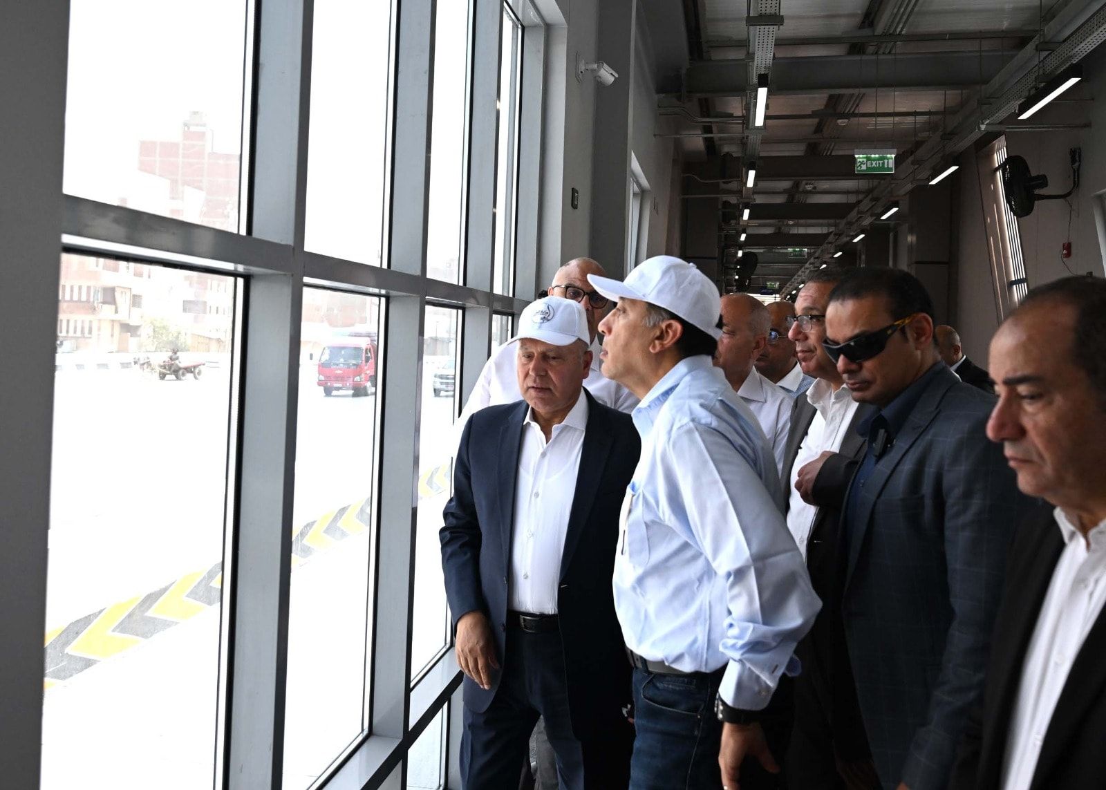 رئيس الوزراء أثناء جولته التفقدية بمشروع الأتوبيس الترددي BRT