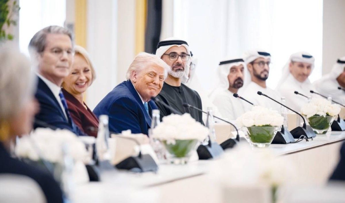 دونالد ترامب خلال الحوار بحضور خالد بن محمد وأحمد بن سعيد وزايد بن حمدان وخلدون المبارك والسفيرة الأمريكية