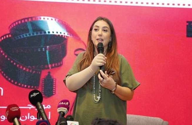 كندة علوش عن تكريمها بمهرجان أسوان: «بنتي فرحانة بتكريمي وعايزة تحتفظ بالجائزة»