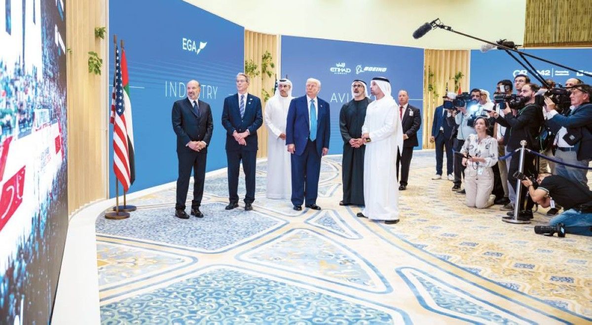 دونالد ترامب وخالد بن محمد يستمعان إلى شرح عن إحدى الاتفاقيات بحضور خلدون المبارك