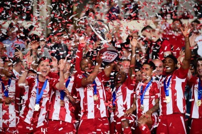 أولمبياكوس يتوج بلقب كأس اليونان ويحصد الثنائية للمرة الـ19