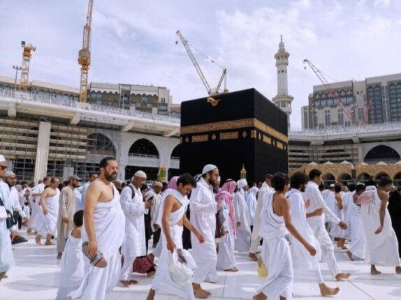 ماذا يفعل الحاج إذا فسد وضوءه أثناء الطواف أو السعي؟.. فيديو