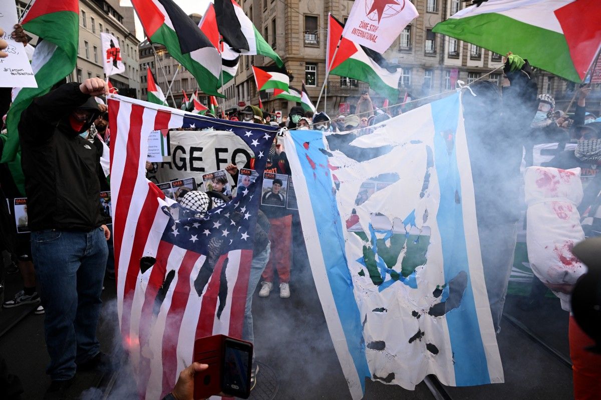 متظاهرون مؤيدون للفلسطينيين في بازل السويسرية (أ ف ب).