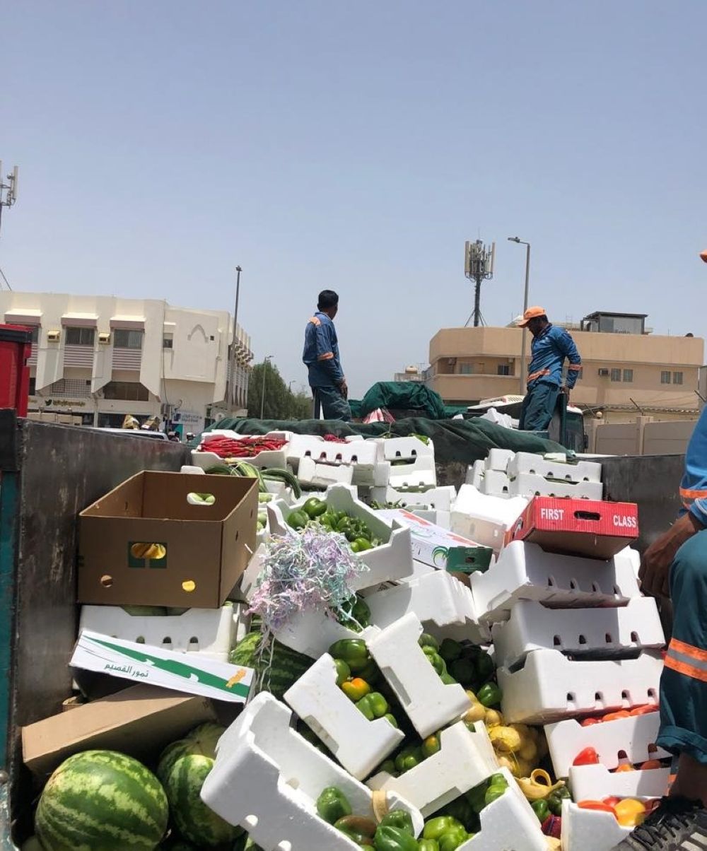 بحملة مشتركة.. ضبط 15 طن بضائع متنوعة من الباعة المخالفين في الدمام - اليوم