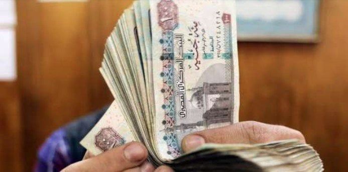 هل يستمر الانخفاض الفترة المقبلة؟.. خبير اقتصادي يرصد أسباب تراجع سعر صرف الدولار