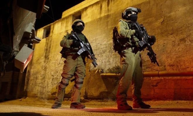 الاحتلال الإسرائيلي يقتحم بلدة فرعون جنوب طولكرم ويعتقل شابًا فلسطينيًا