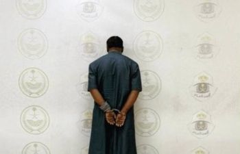 ضبط مقيم لارتكابه نصب واحتيال بنشر إعلانات لحملات حج وهمية