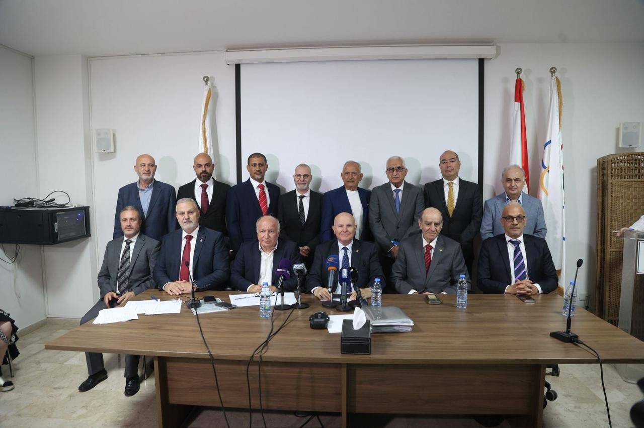 اللجنة الأولمبية برئاسة بطرس جلخ (وكالات)