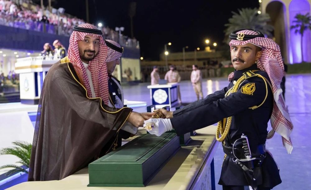 وزير الحرس الوطني يرعى حفل تخريج دفعة من كلية الملك خالد العسكرية - واس